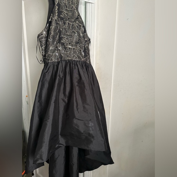 Vera Wang Women's Metallic Embroidered Mock Neck High Low Dress Size 14 - Picture 3 of 14